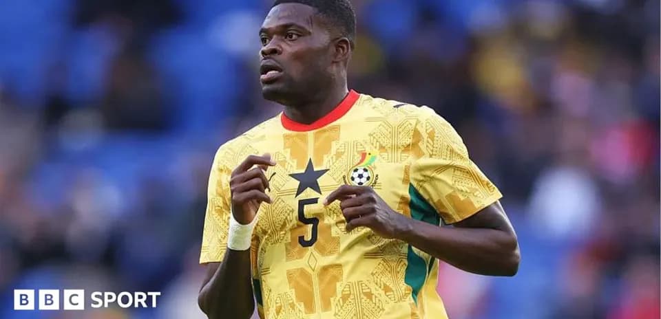 Jugador de Ghana con camiseta amarilla en el campo