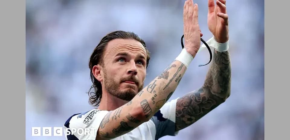 Jugador de Tottenham aplaudiendo a los aficionados