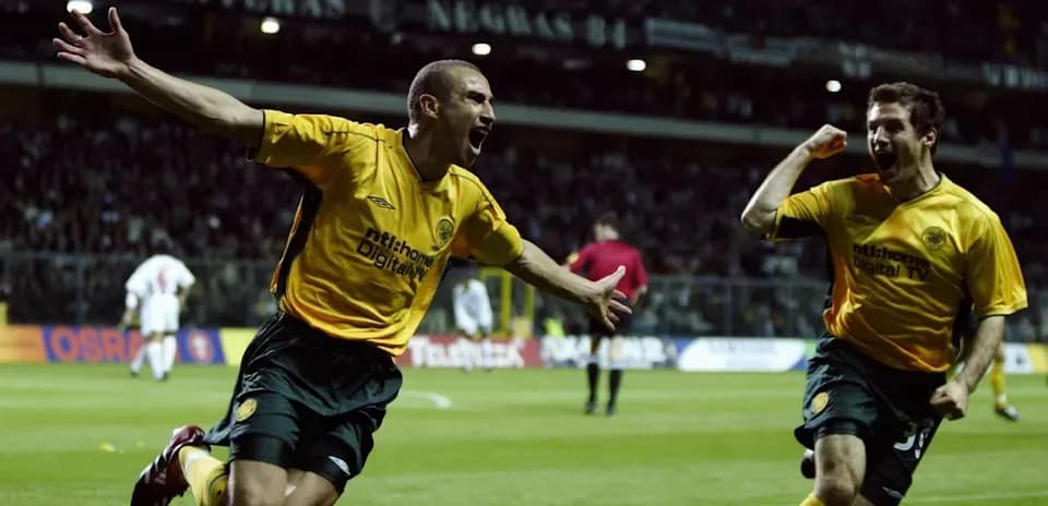 Jugadores celebrando un gol en el campo