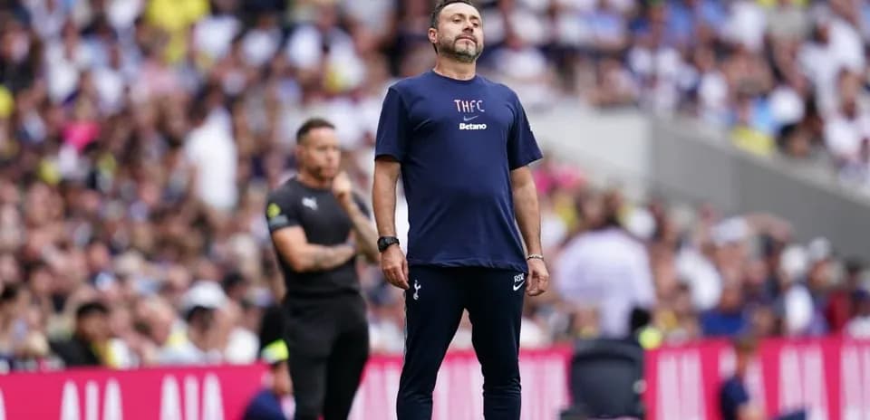 Entrenador de Tottenham supervisando el partido en el banquillo