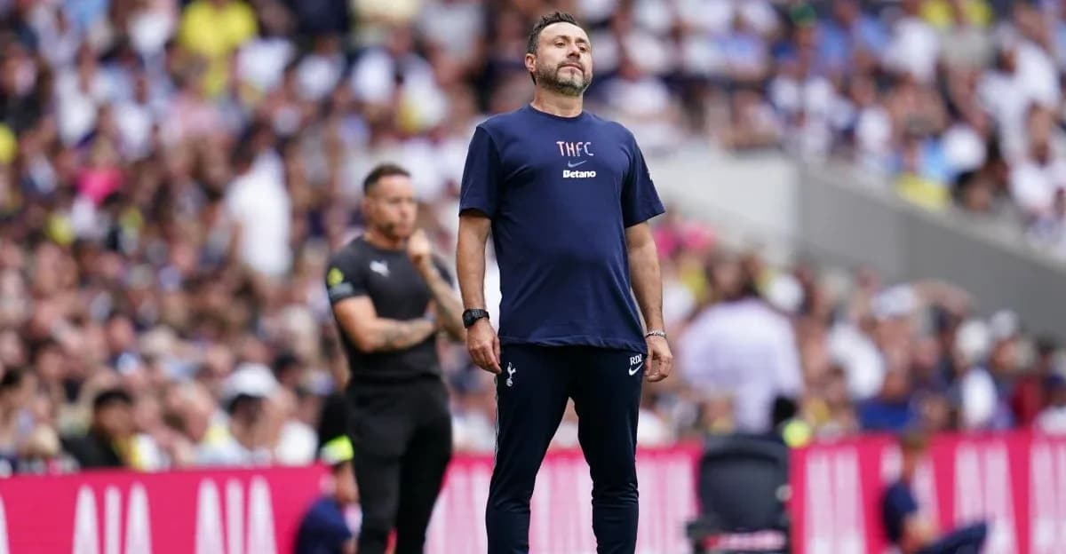 Entrenador de Tottenham supervisando el partido en el banquillo