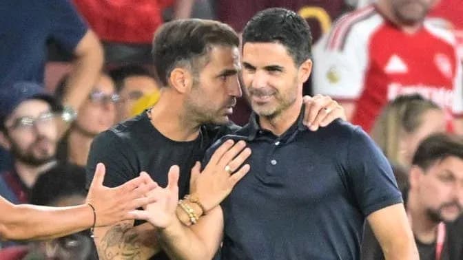 Dos hombres conversando en un evento deportivo