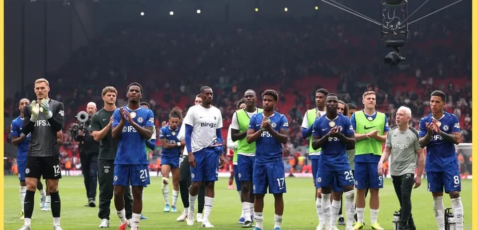 Jugadores de Chelsea aplaudiendo a la afición