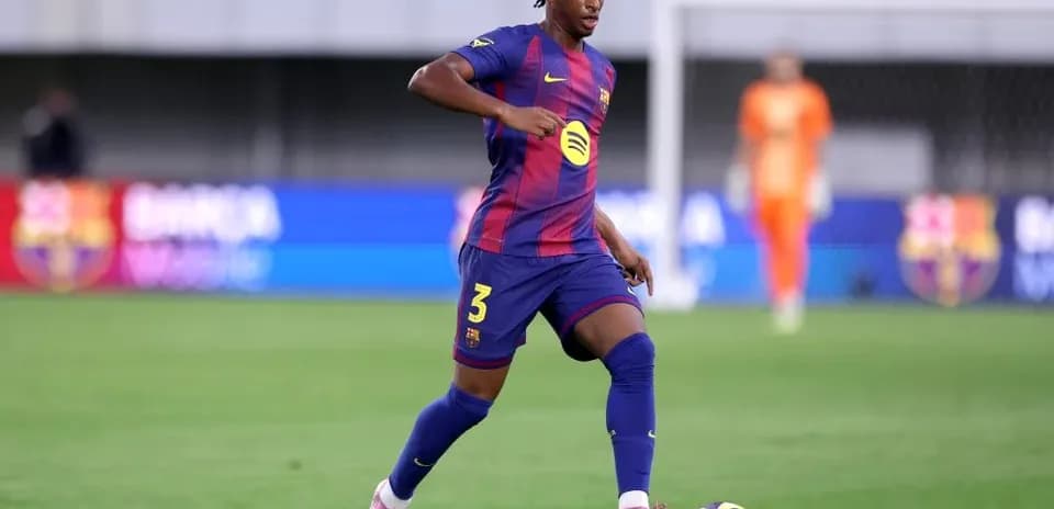 Jugador del FC Barcelona controlando el balón en el campo