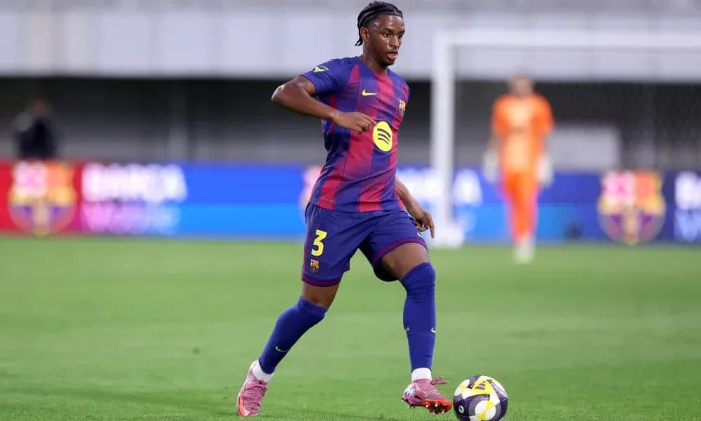Jugador del FC Barcelona controlando el balón en el campo