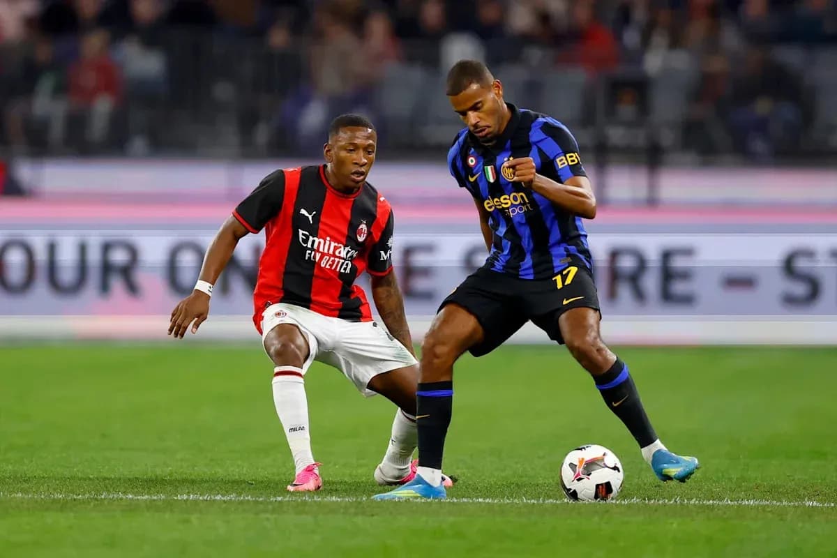 Jugadores de AC Milan e Inter de Milán disputando el balón