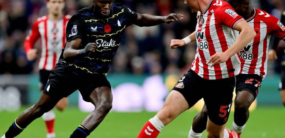 Jugadores en acción durante el partido Everton vs Sunderland