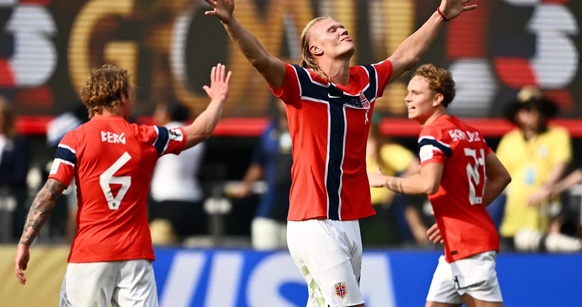 Jugadores noruegos celebrando un gol en el partido