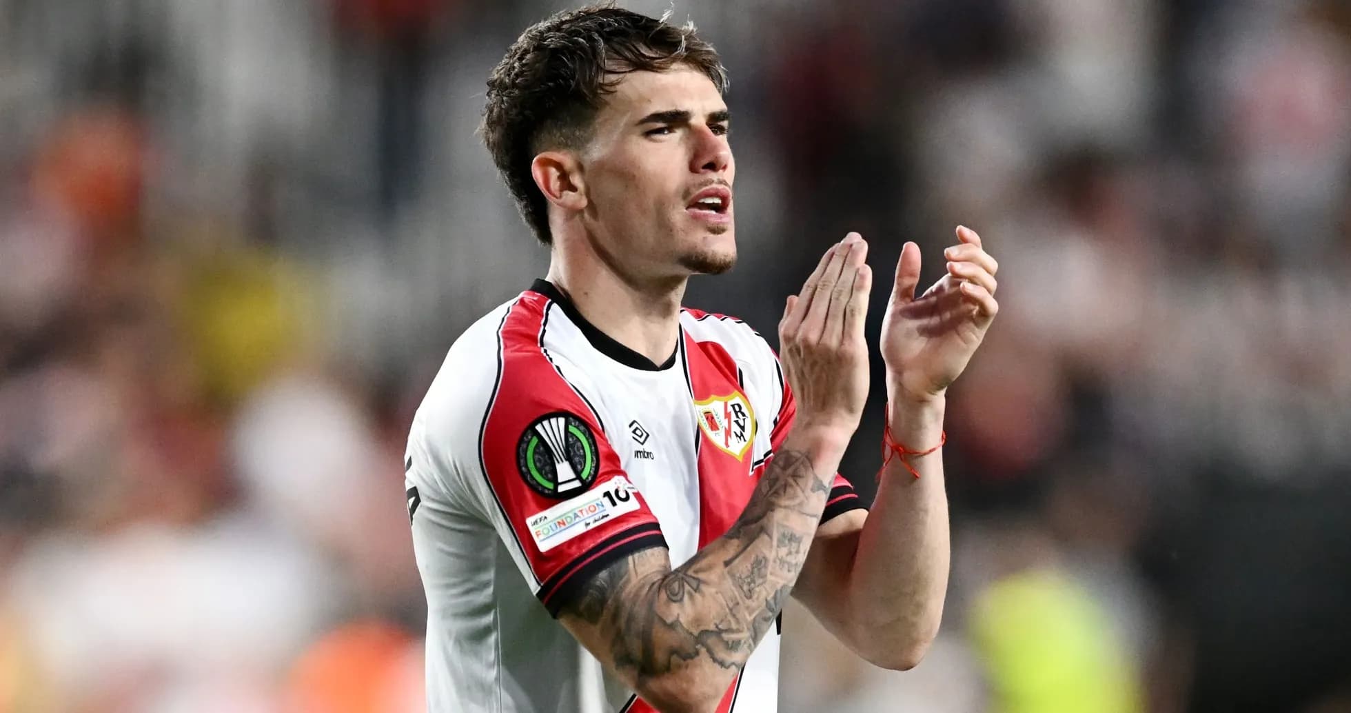 Jugador aplaudiendo tras el partido en el estadio