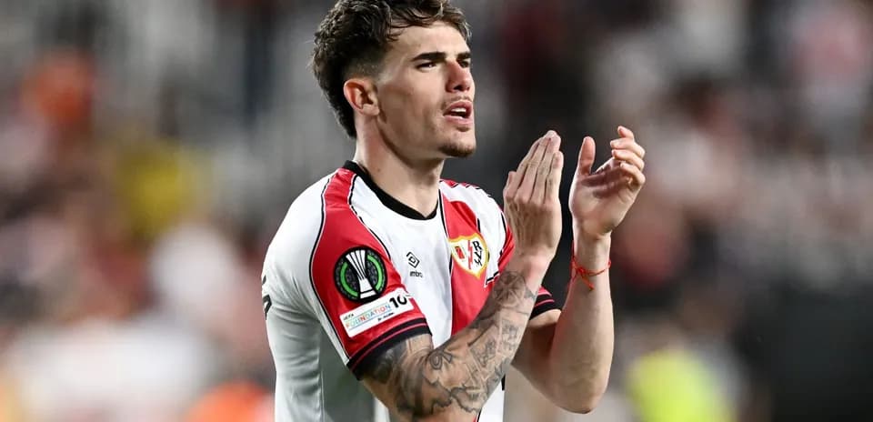 Jugador aplaudiendo tras el partido en el estadio