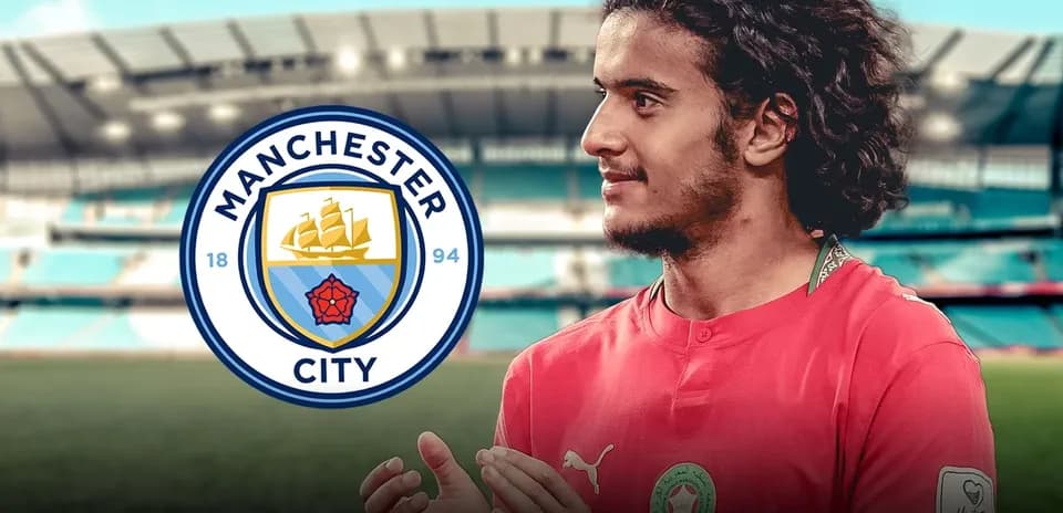 Jugador de Manchester City en estadio con logo