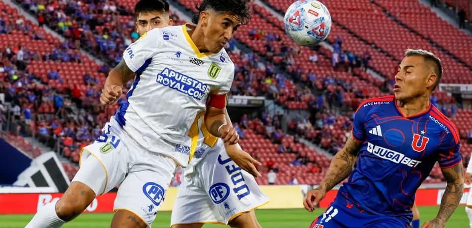 Jugadores disputando un balón en el partido