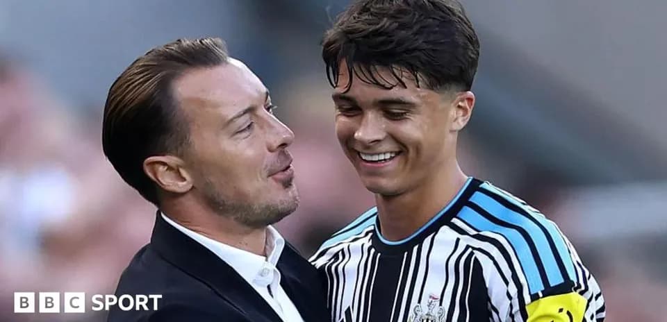 Entrenador conversando con jugador de Newcastle United
