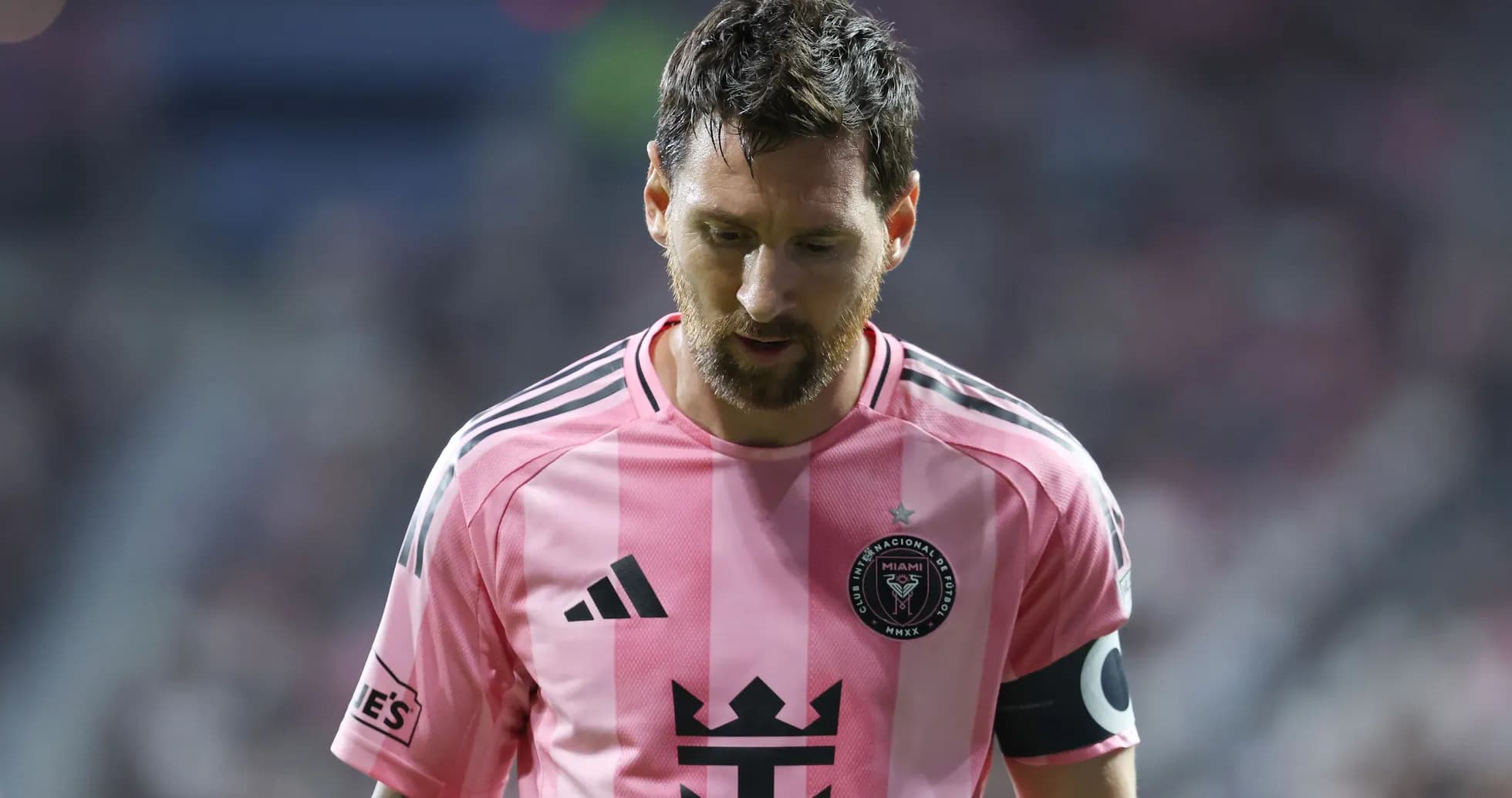 Jugador con camiseta rosa de Inter Miami en el campo