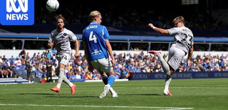 Jugador chutando el balón durante un partido de fútbol