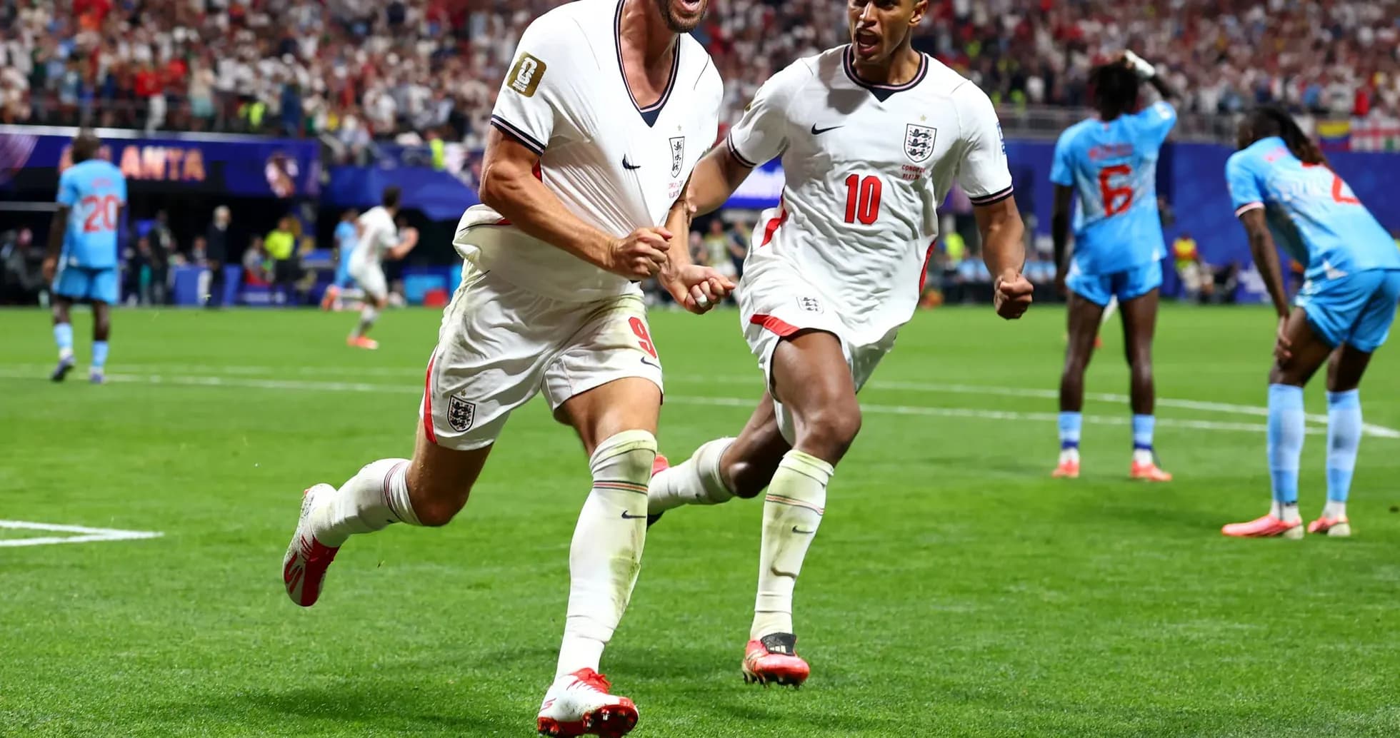 Jugadores de Inglaterra celebrando un gol