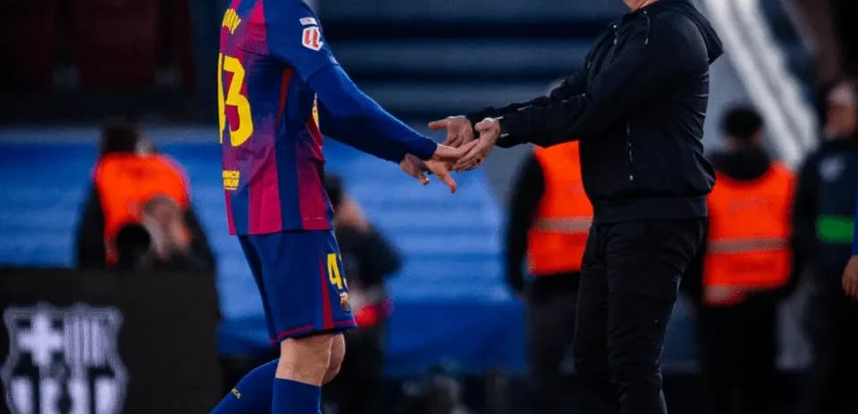 Jugador de Barcelona saludando a su entrenador