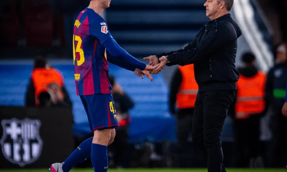 Jugador de Barcelona saludando a su entrenador
