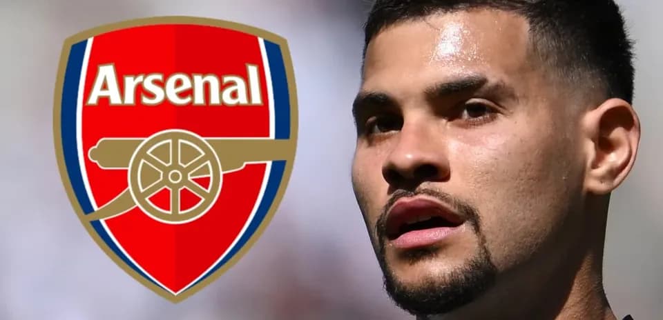 Jugador con logo del Arsenal en el fondo