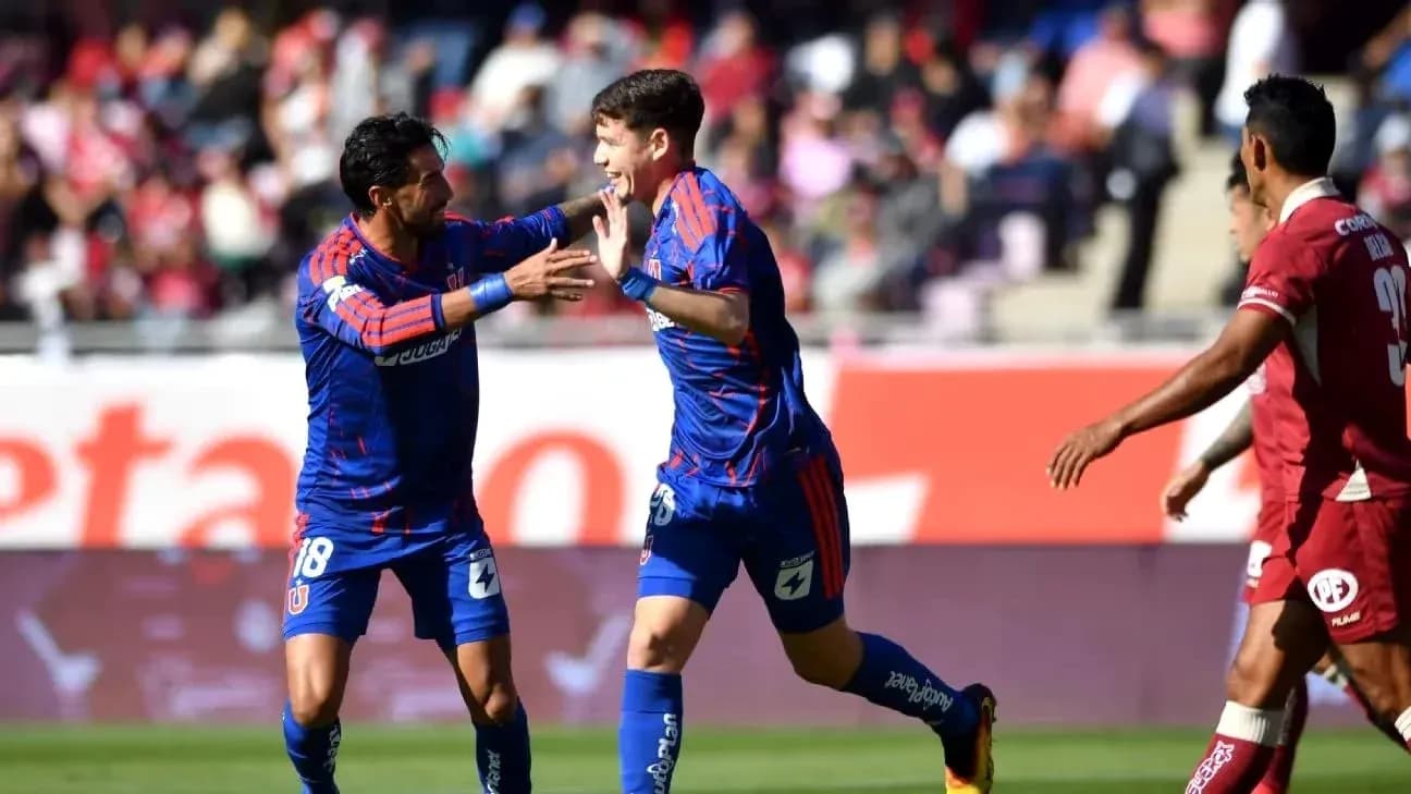 Jugadores de Universidad de Chile celebrando un gol