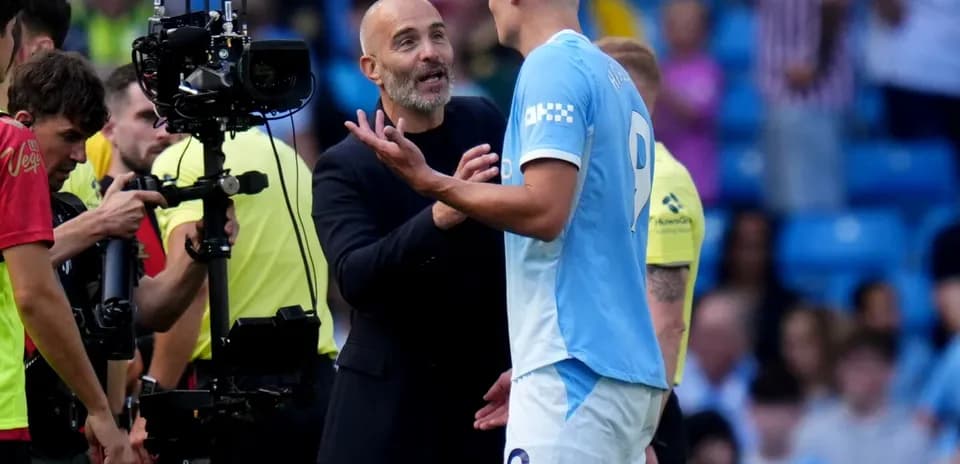 Entrenador conversando con jugador durante el partido