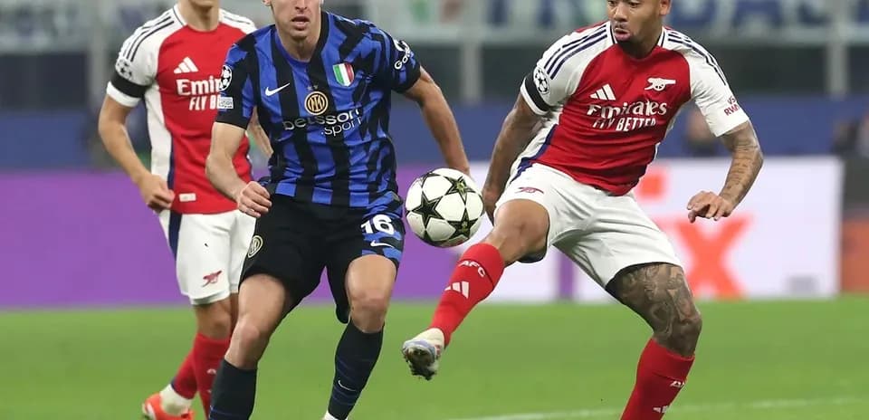 Jugadores de Inter y Arsenal disputando el balón