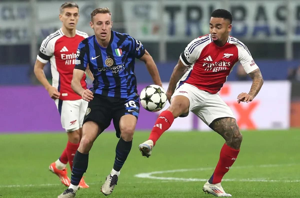 Jugadores de Inter y Arsenal disputando el balón