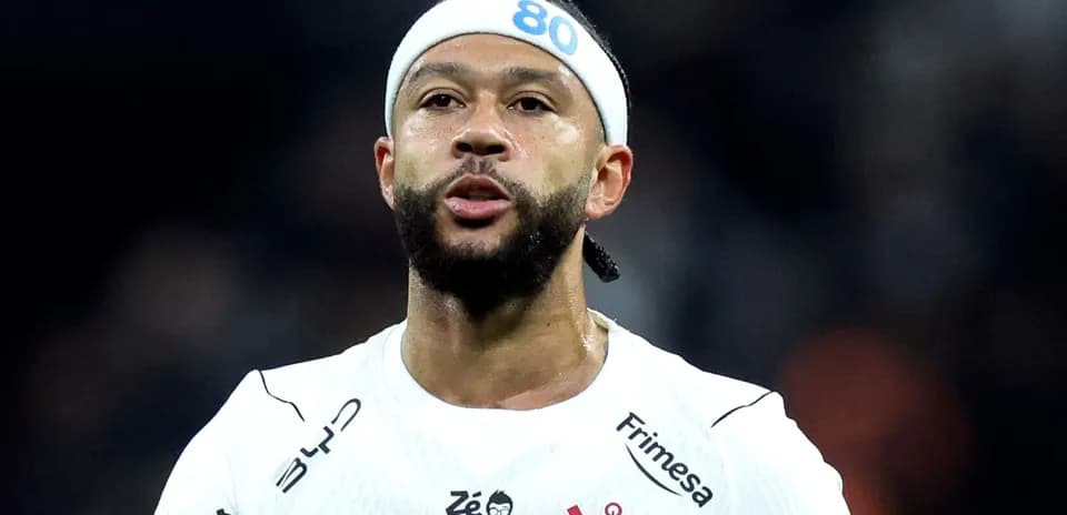 Jugador con camiseta blanca durante el partido