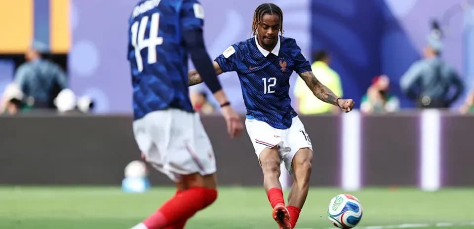 Jugador de Francia pateando el balón en el campo