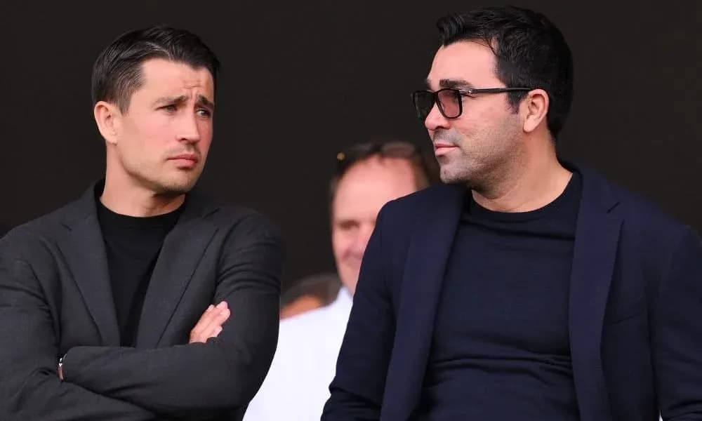Dos hombres conversando en un evento deportivo