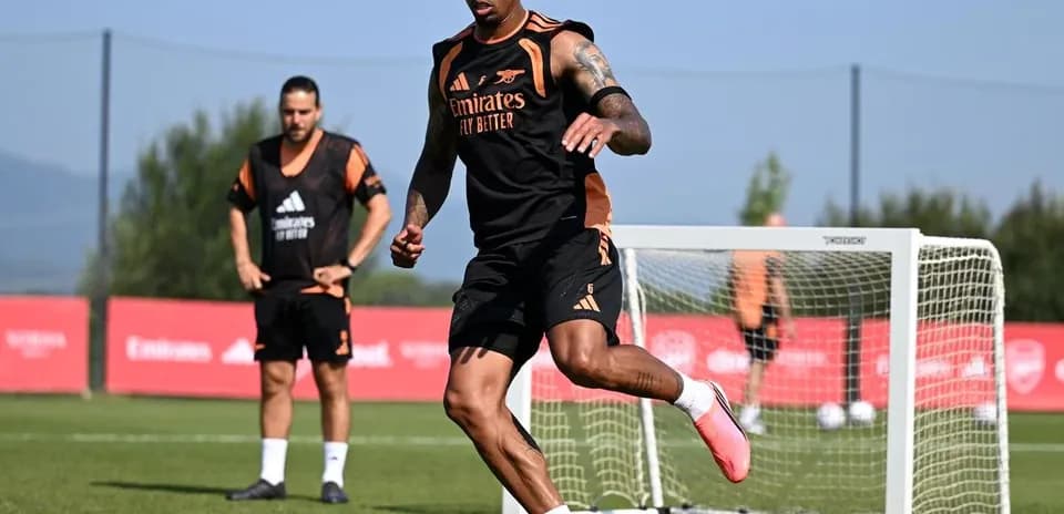 Jugador entrenando con balón en sesión de práctica