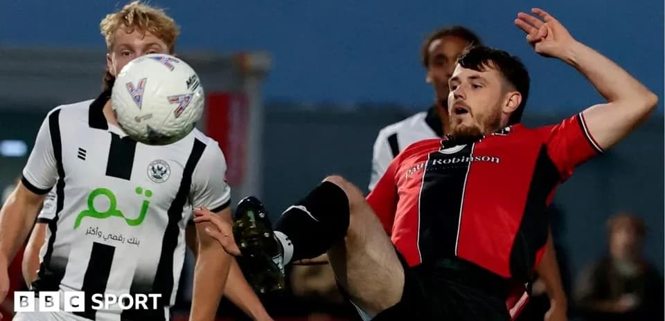 Jugador en el suelo tratando de controlar el balón