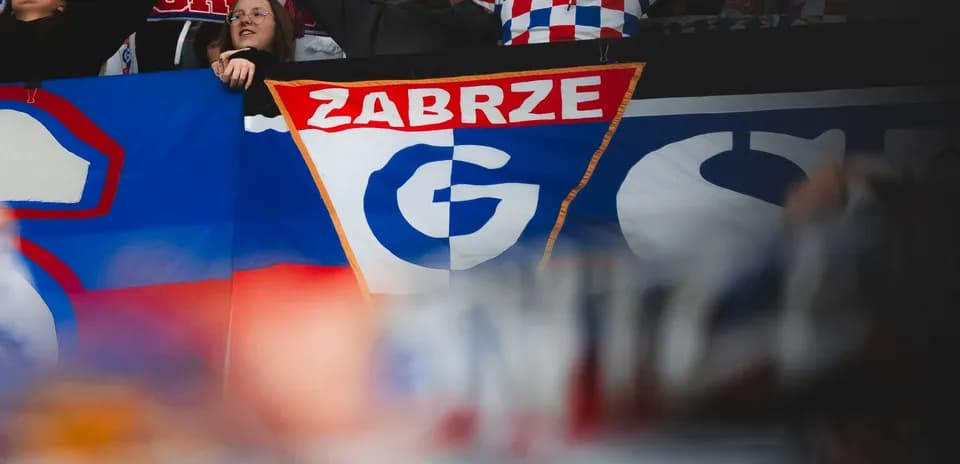 Aficionados mostrando bandera de Gornik Zabrze