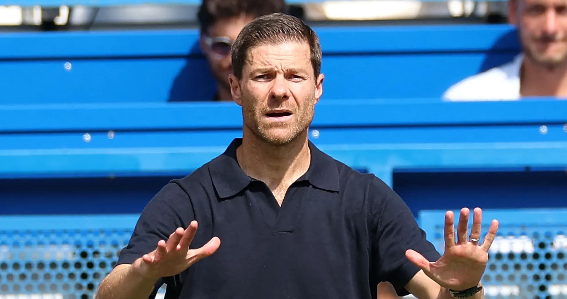 Entrenador dando instrucciones durante el partido