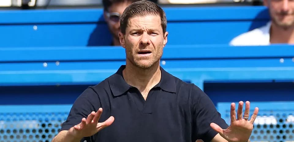 Entrenador dando instrucciones durante el partido
