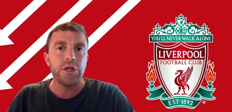 Hombre hablando frente al logo de Liverpool FC