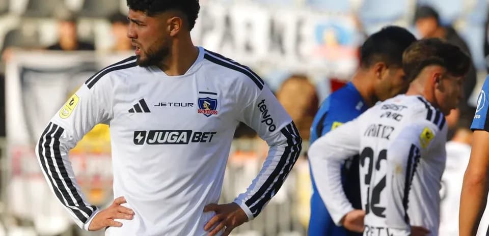 Jugadores de Colo Colo en partido de fútbol