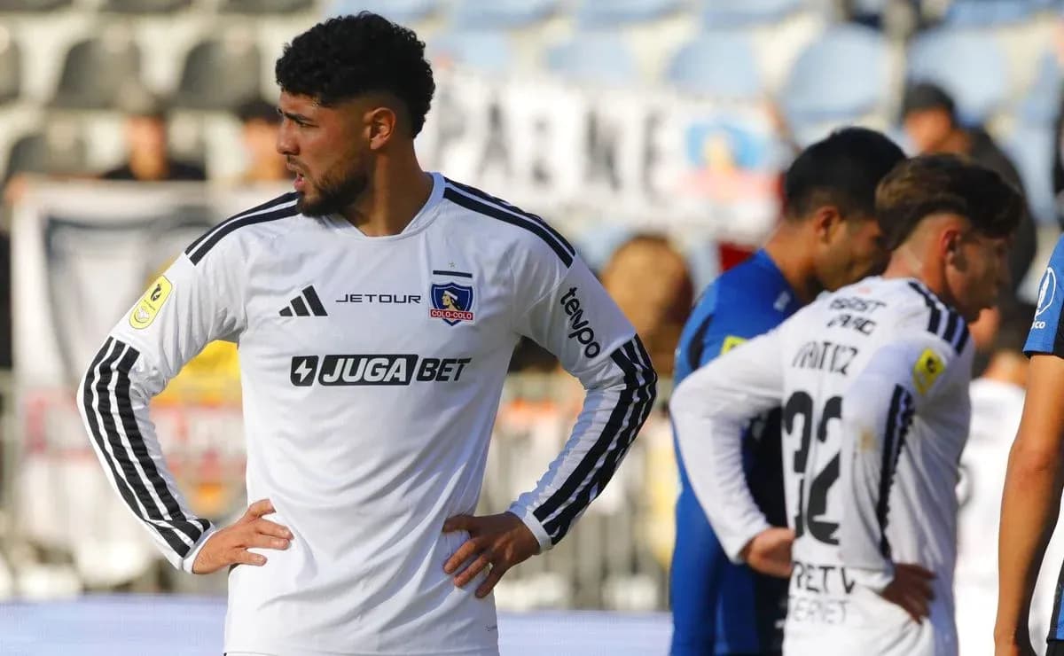 Jugadores de Colo Colo en partido de fútbol