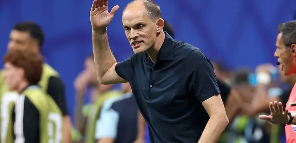 Entrenador dirigiendo al equipo durante un partido