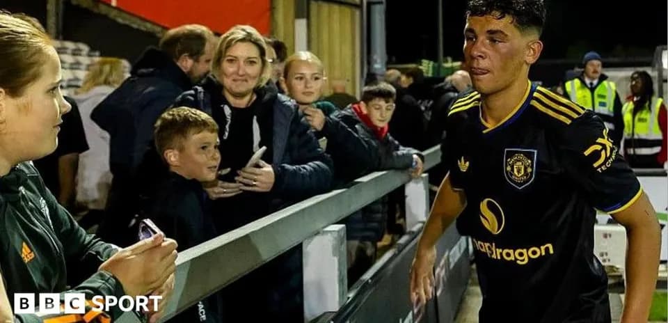 Jugador saliendo del campo con aficionados alrededor