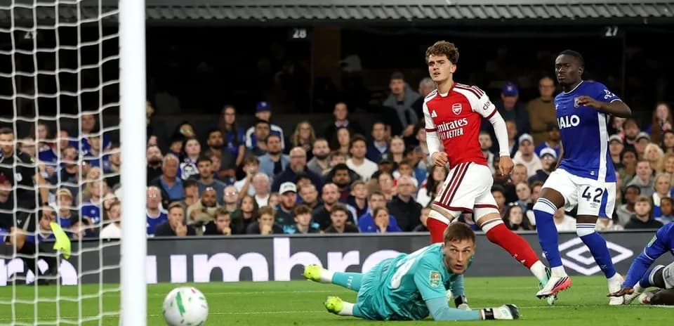 Jugador de Arsenal celebra un gol contra el portero