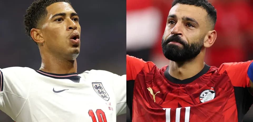 Jugadores de fútbol de Inglaterra y Egipto posando