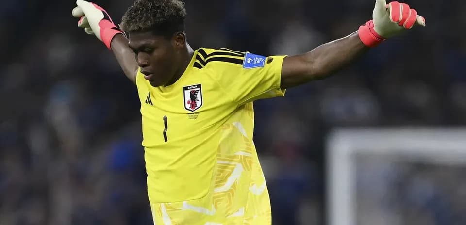 Portero de Japón levantando los brazos en el partido