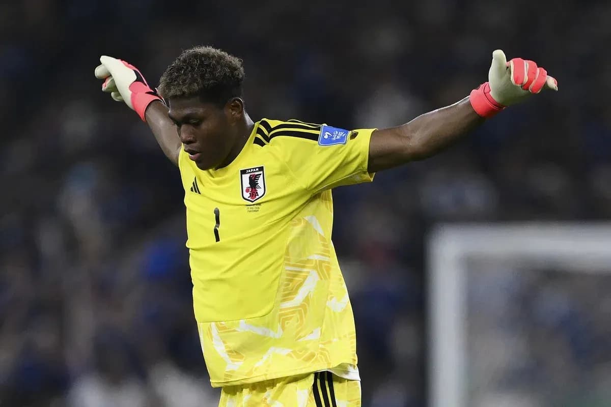 Portero de Japón levantando los brazos en el partido