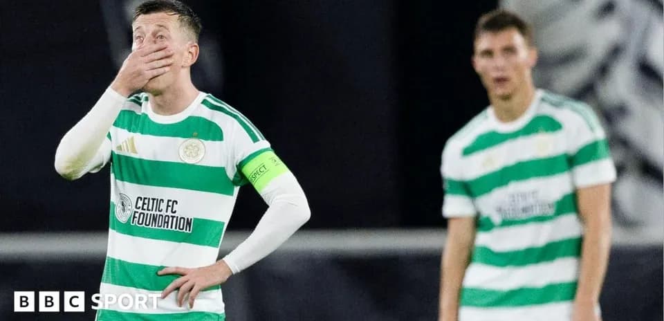 Jugadores de Celtic FC luciendo preocupados en el campo