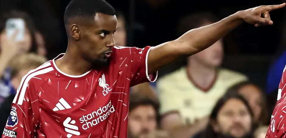 Jugador de Liverpool señalando durante un partido