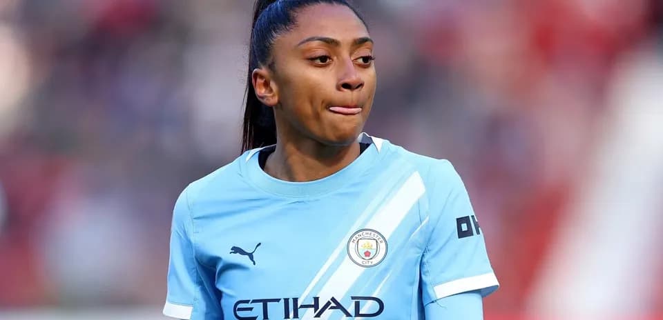 Jugadora de Manchester City en uniforme durante el partido