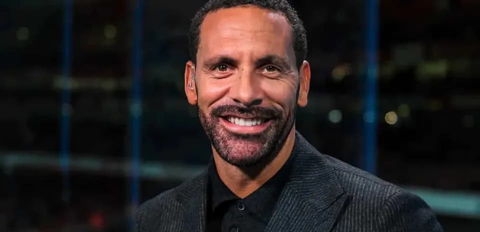 Analista deportivo sonriendo en estudio de televisión