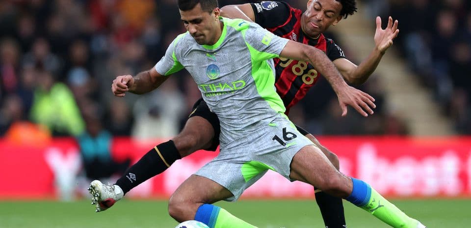 Dos jugadores luchando por el balón en partido
