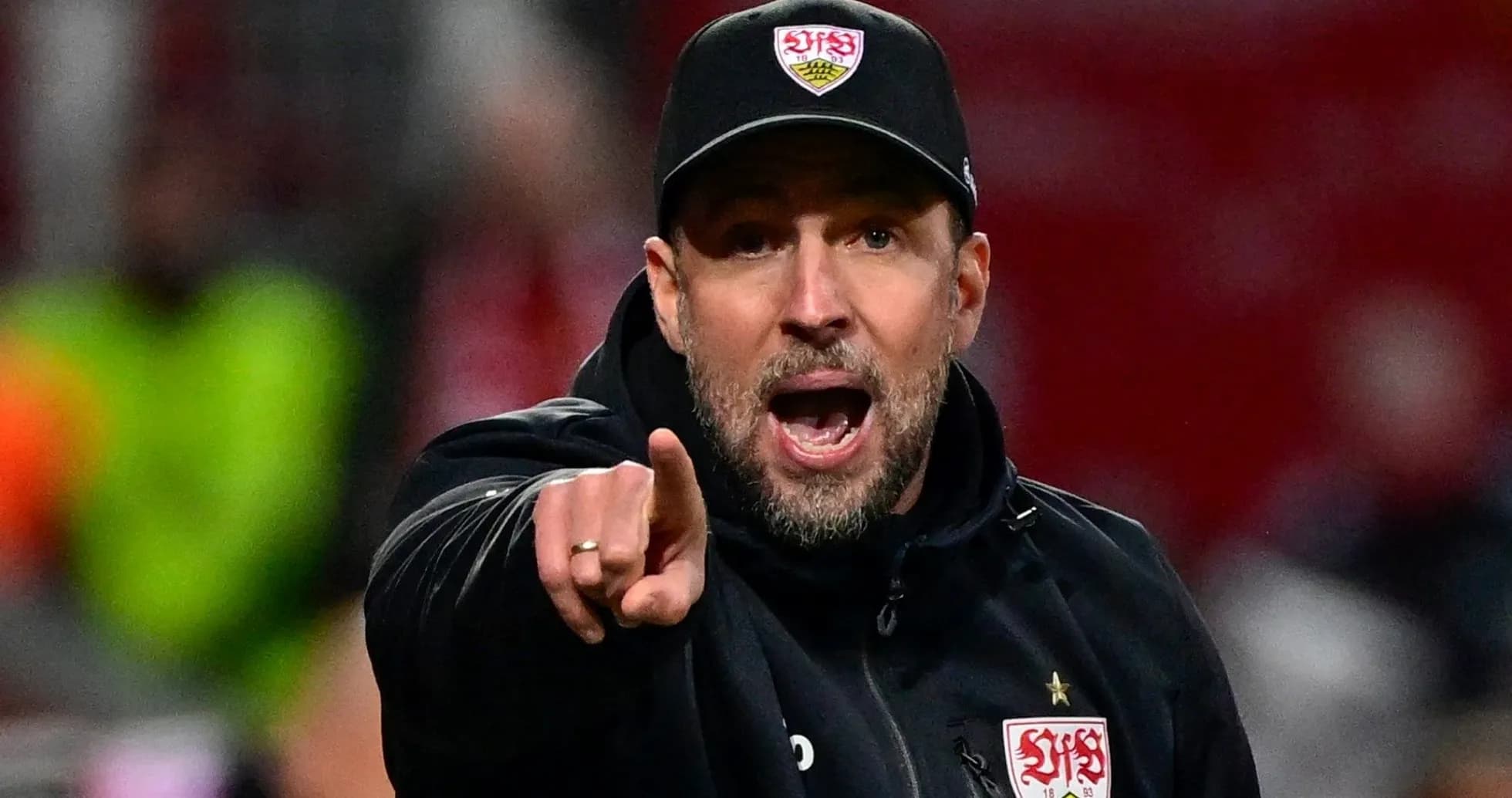 Entrenador señalando y dirigiendo a su equipo